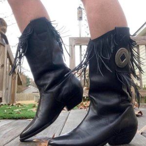 BLACK FRINGE BOOTS!